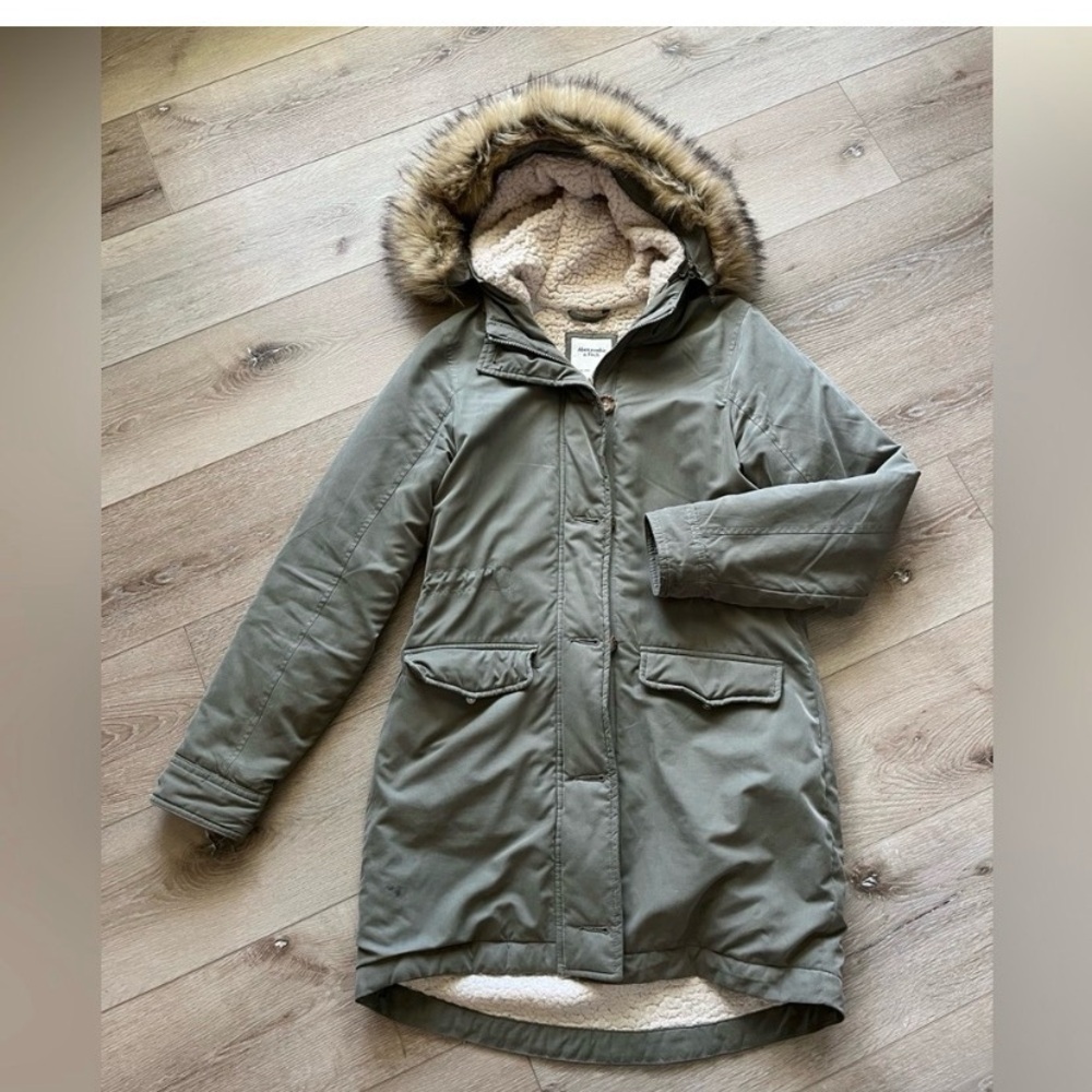 Abercrombie & Fitch Green Puffer Coat with
Hood, no faux fur on hood!
